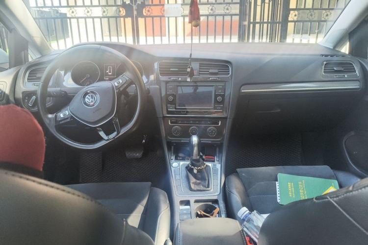 Used Volkswagen Golf 2018 230TSI Automatic Luxury Version Center Console