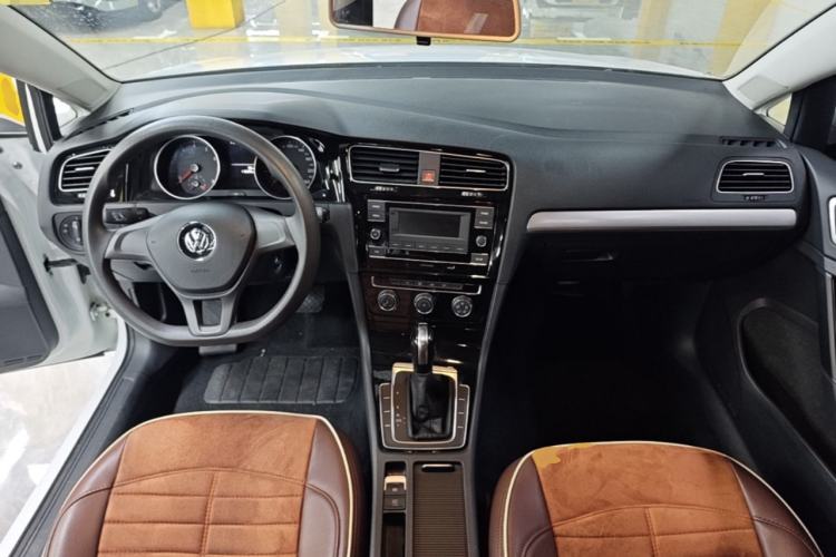 Used Volkswagen Golf 2018 1.6L Automatic Fashion Model Center Console
