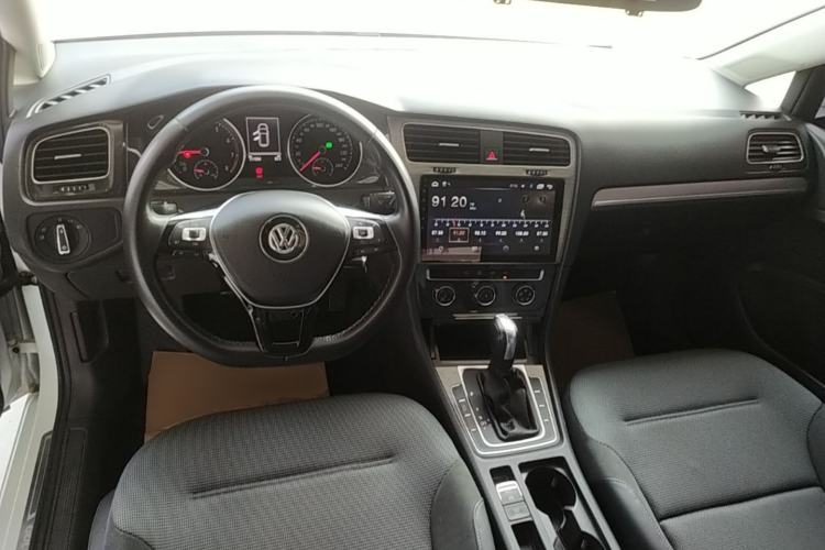 Used Volkswagen Golf 2018 230TSI Automatic Comfort Model Center Console