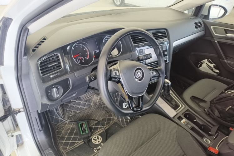 Used Volkswagen Golf 2018 1.6L Automatic Comfort Model Center Console