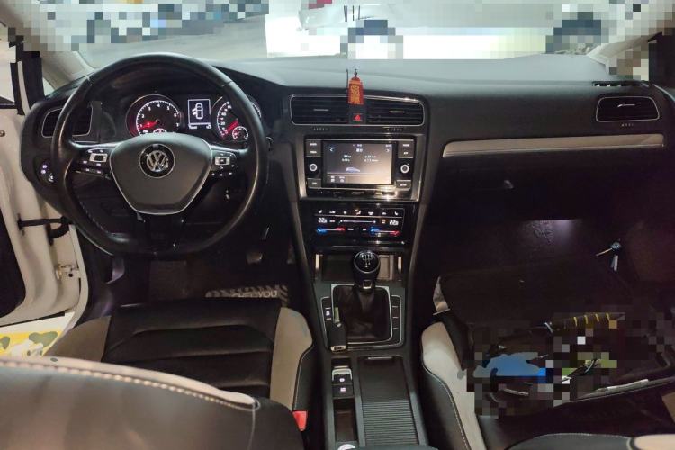 Used Volkswagen Golf 2018 230TSI Manual Comfort Version Center Console