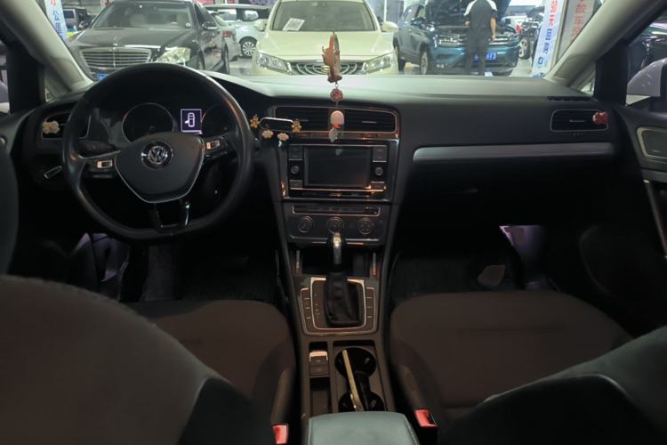 Used Volkswagen Golf 2018 230TSI Automatic Comfort Model Center Console
