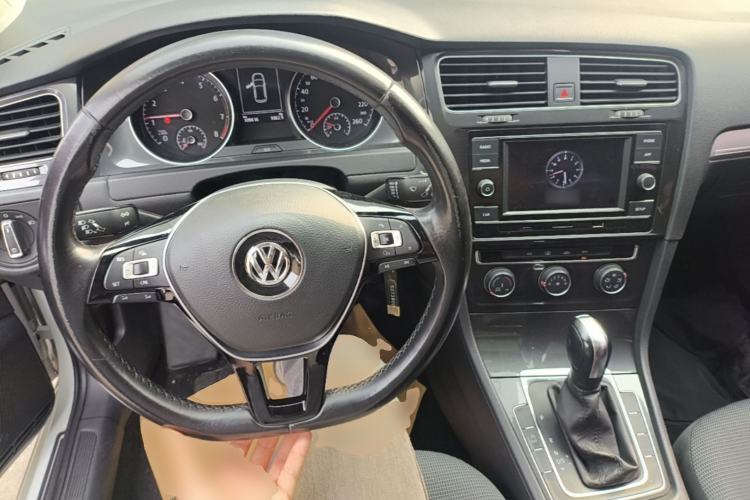 Used Volkswagen Golf 2018 230TSI Automatic Comfort Model Center Console