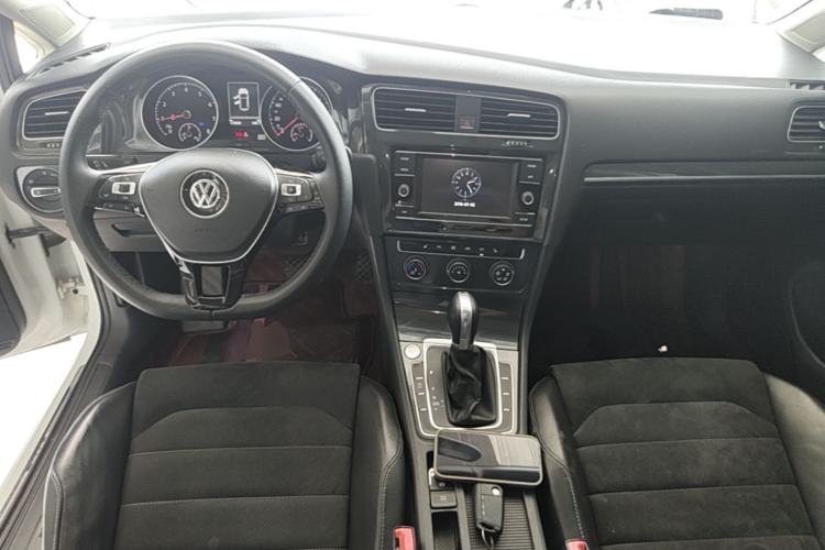 Used Volkswagen Golf 2018 230TSI Automatic Luxury Version Center Console
