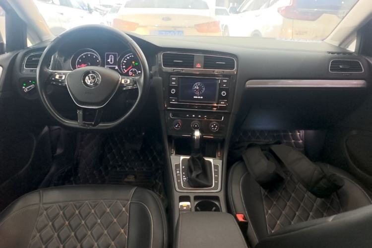Used Volkswagen Golf 2018 230TSI Automatic Comfort Model Center Console