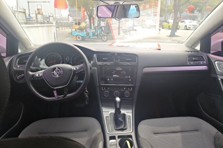 Used Volkswagen Golf 2018 1.6L Automatic Comfort Model Center Console