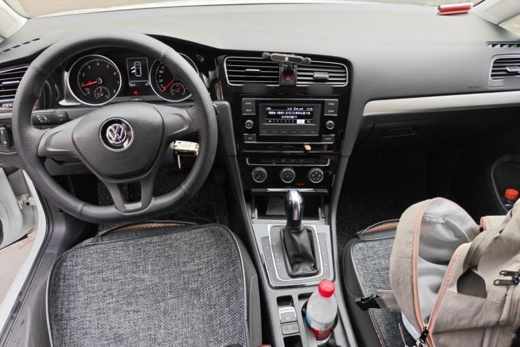 Used Volkswagen Golf 2018 1.6L Automatic Fashion Model Center Console