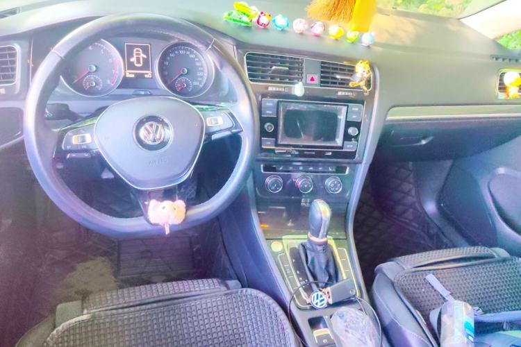Used Volkswagen Golf 2018 230TSI Automatic Luxury Version Center Console