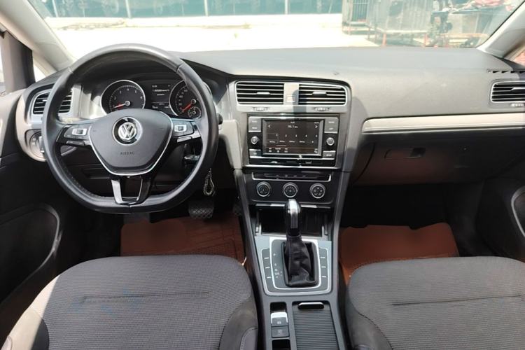 Used Volkswagen Golf 2018 1.6L Automatic Comfort Model Center Console