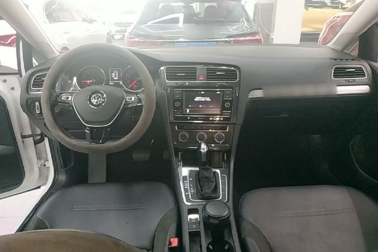 Used Volkswagen Golf 2018 230TSI Automatic Comfort Model Center Console