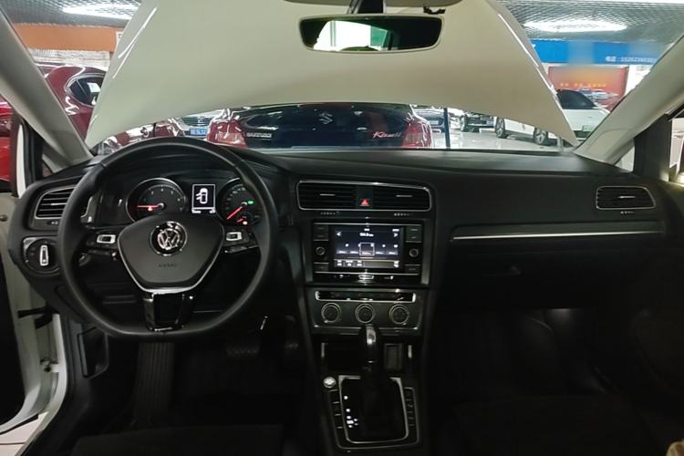 Used Volkswagen Golf 2018 230TSI Automatic Luxury Version Center Console