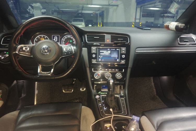 Used Volkswagen Golf 2018 280TSI Automatic R-Line Model Center Console