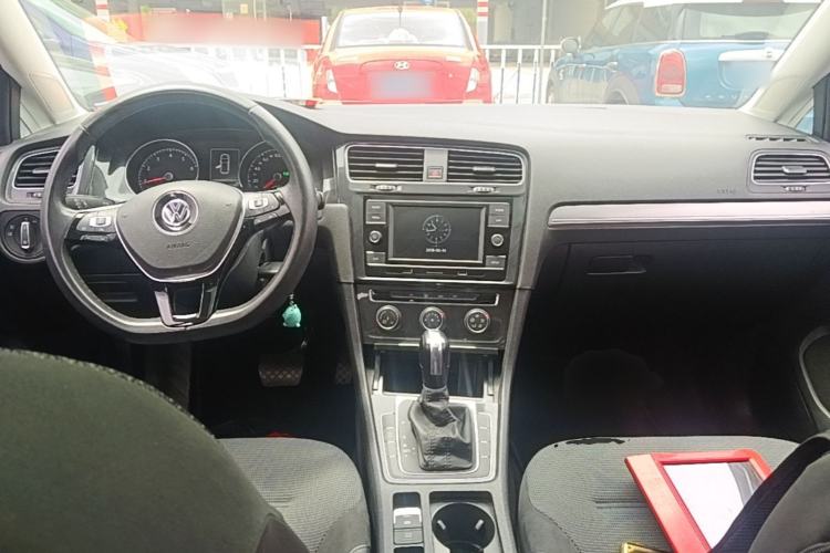 Used Volkswagen Golf 2018 230TSI Automatic Comfort Model Center Console