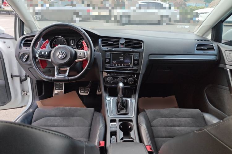 Used Volkswagen Golf 2018 230TSI Automatic Luxury Version Center Console