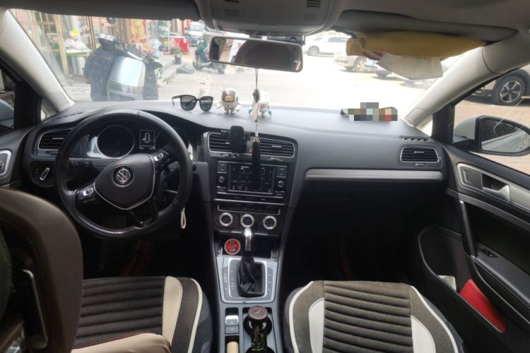 Used Volkswagen Golf 2018 230TSI Automatic Comfort Model Center Console