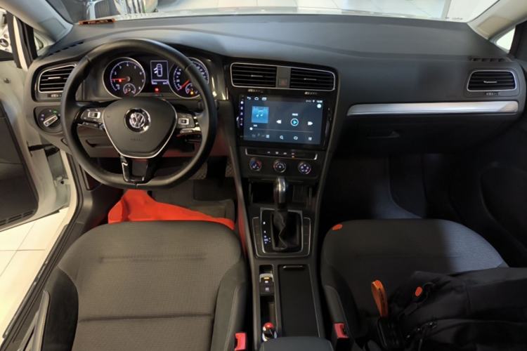Used Volkswagen Golf 2018 1.6L Automatic Comfort Model Center Console