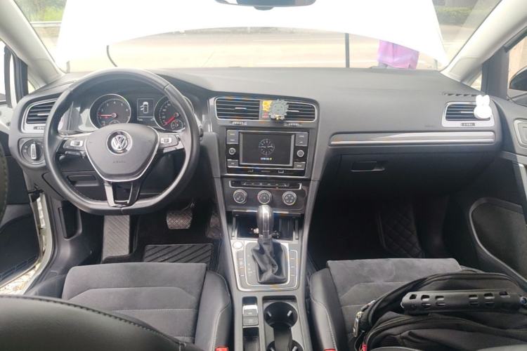 Used Volkswagen Golf 2018 230TSI Automatic Luxury Version Center Console