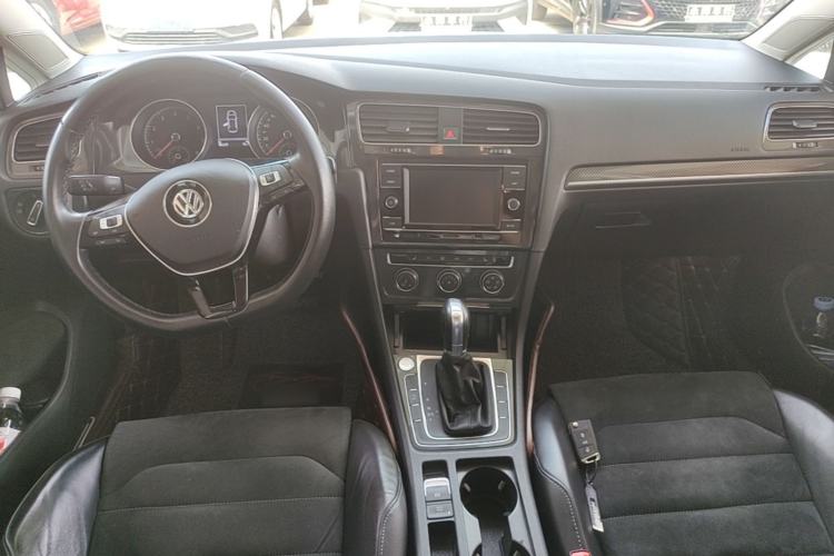 Used Volkswagen Golf 2018 230TSI Automatic Luxury Version Center Console