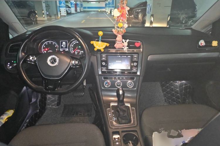 Used Volkswagen Golf 2018 230TSI Automatic Comfort Model Center Console