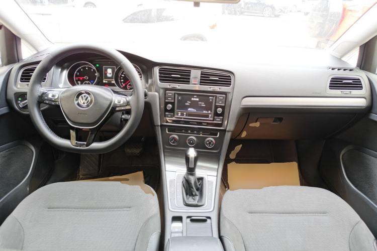Used Volkswagen Golf 2018 230TSI Automatic Comfort Model Center Console