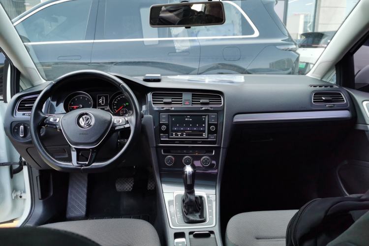 Used Volkswagen Golf 2018 230TSI Automatic Comfort Model Center Console
