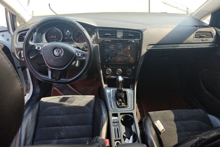 Used Volkswagen Golf 2018 230TSI Automatic Luxury Version Center Console