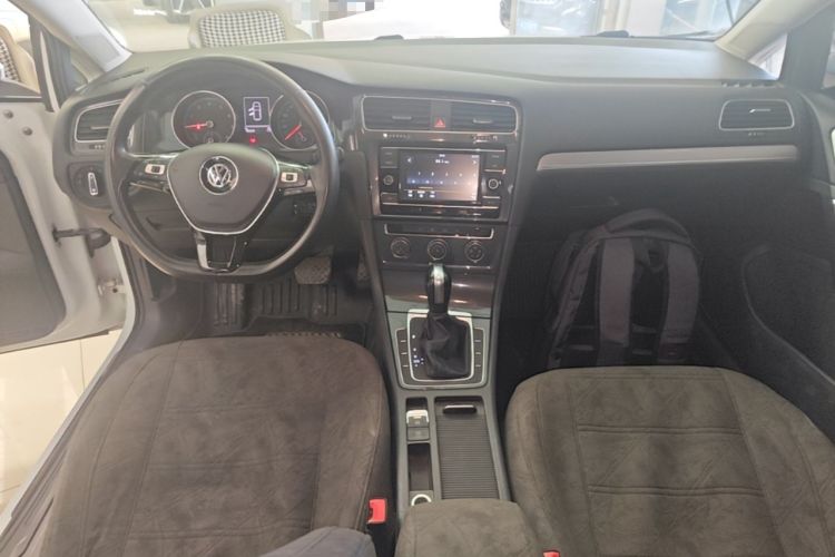 Used Volkswagen Golf 2018 1.6L Automatic Comfort Model Center Console