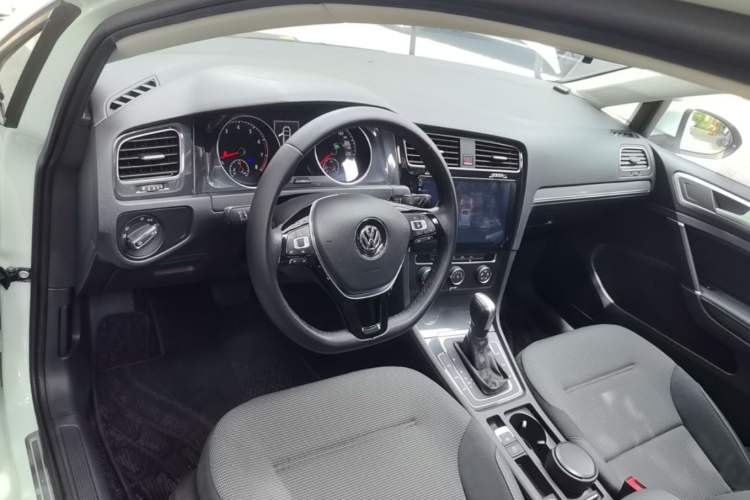 Used Volkswagen Golf 2018 1.6L Automatic Comfort Model Center Console