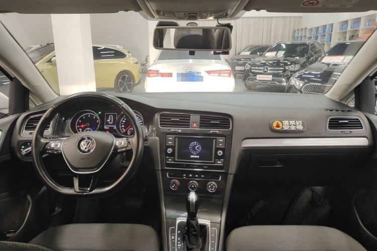 Used Volkswagen Golf 2018 230TSI Automatic Comfort Model Center Console