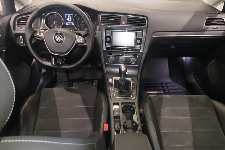 Used Volkswagen Golf 2018 230TSI Automatic Luxury Version Center Console