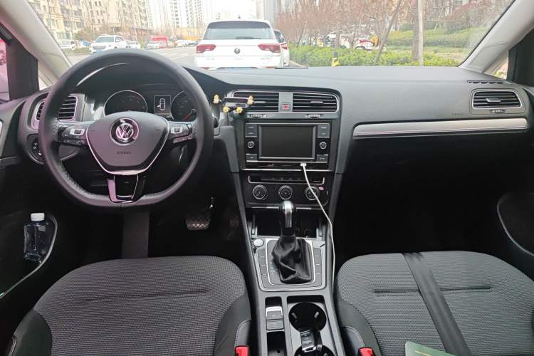Used Volkswagen Golf 2018 1.6L Automatic Comfort Model Center Console