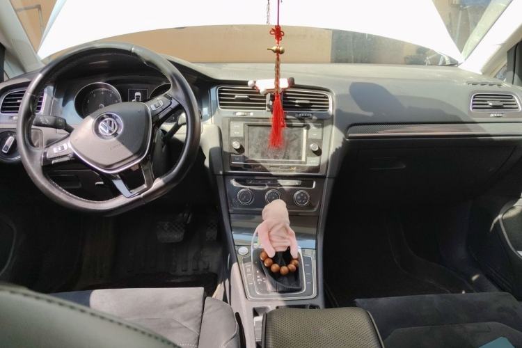 Used Volkswagen Golf 2018 230TSI Automatic Luxury Version Center Console