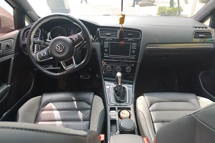 Used Volkswagen Golf 2018 280TSI Automatic R-Line Model Center Console
