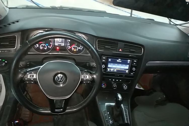 Used Volkswagen Golf 2018 1.6L Automatic Comfort Model Center Console