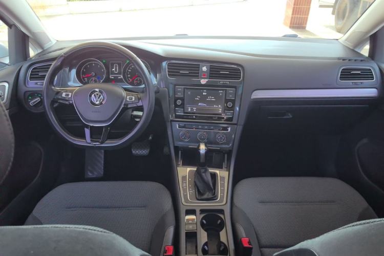 Used Volkswagen Golf 2018 230TSI Automatic Comfort Model Center Console