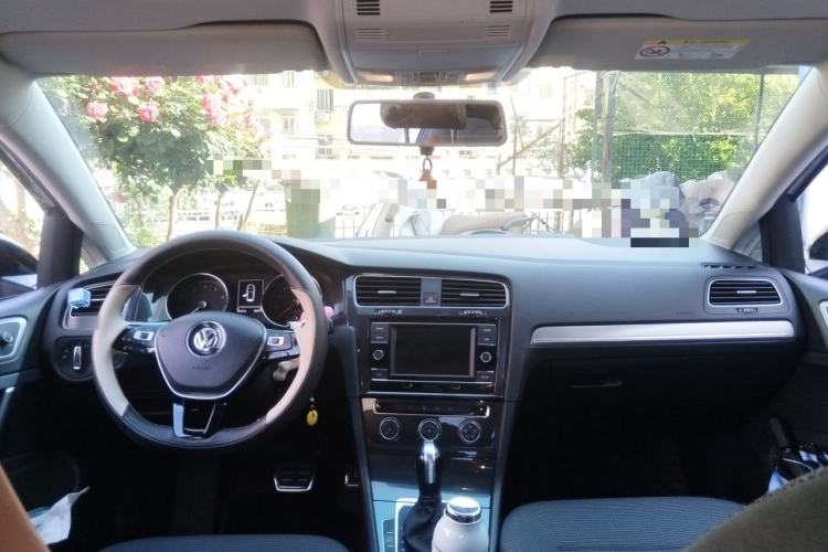Used Volkswagen Golf 2018 230TSI Automatic Comfort Model Center Console