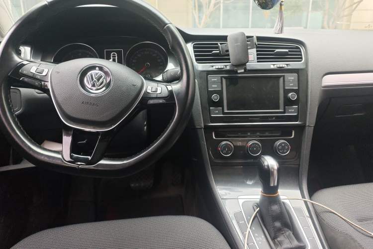 Used Volkswagen Golf 2018 1.6L Automatic Comfort Model Center Console