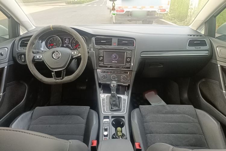 Used Volkswagen Golf 2018 230TSI Automatic Luxury Version Center Console