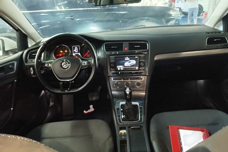 Used Volkswagen Golf 2018 230TSI Automatic Comfort Model Center Console