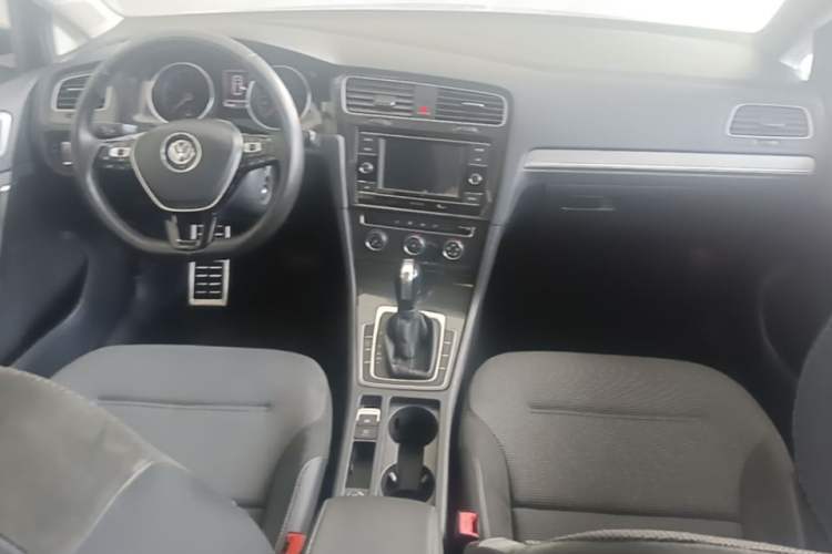 Used Volkswagen Golf 2018 230TSI Automatic Comfort Model Center Console