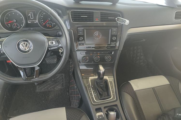 Used Volkswagen Golf 2018 230TSI Automatic Comfort Model Center Console