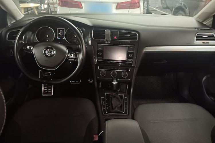 Used Volkswagen Golf 2018 230TSI Automatic Comfort Model Center Console