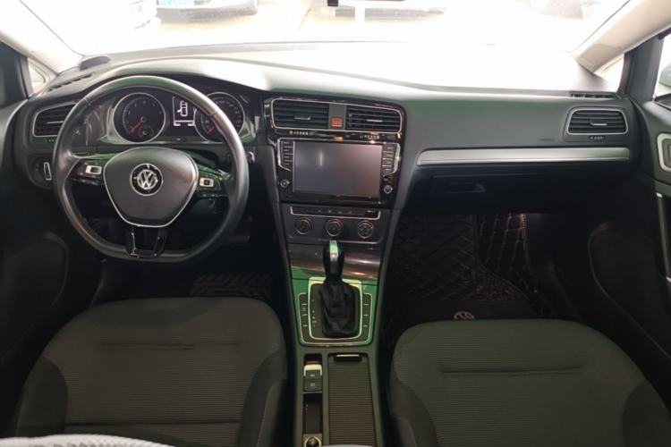 Used Volkswagen Golf 2018 230TSI Automatic Comfort Model Center Console