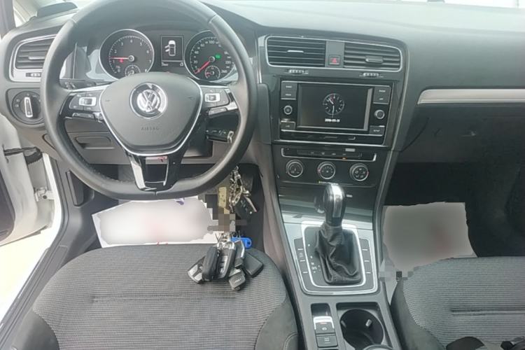 Used Volkswagen Golf 2018 230TSI Automatic Comfort Model Center Console