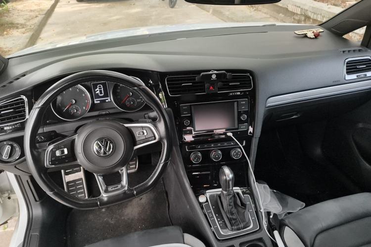 Used Volkswagen Golf 2018 280TSI Automatic R-Line Model Center Console