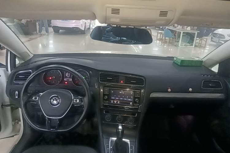 Used Volkswagen Golf 2018 230TSI Automatic Comfort Model Center Console