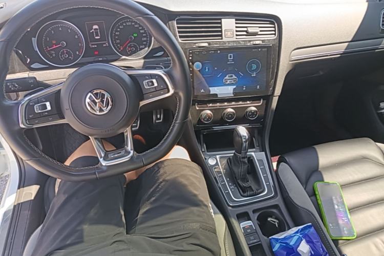 Used Volkswagen Golf 2018 280TSI Automatic R-Line Model Center Console