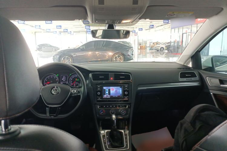Used Volkswagen Golf 2018 230TSI Automatic Luxury Version Center Console