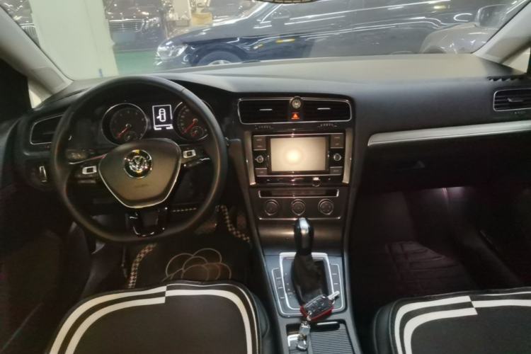 Used Volkswagen Golf 2018 230TSI Automatic Comfort Model Center Console