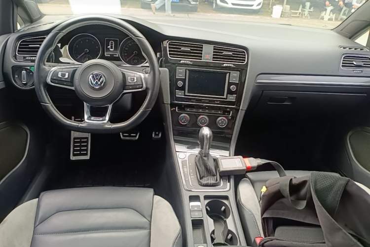 Used Volkswagen Golf 2018 280TSI Automatic R-Line Model Center Console
